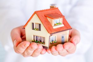 casa de juguete en las manos de una persona